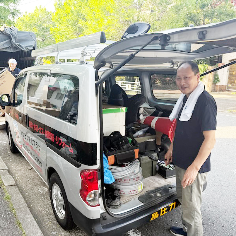 なとり電化プラザの車両と従業員の男性