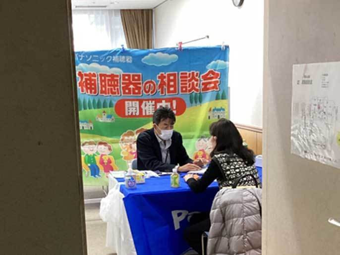 聞こえの測定無料相談会で女性が相談している様子