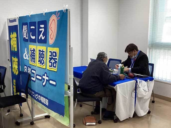 聞こえの測定無料相談会で男性が相談している様子